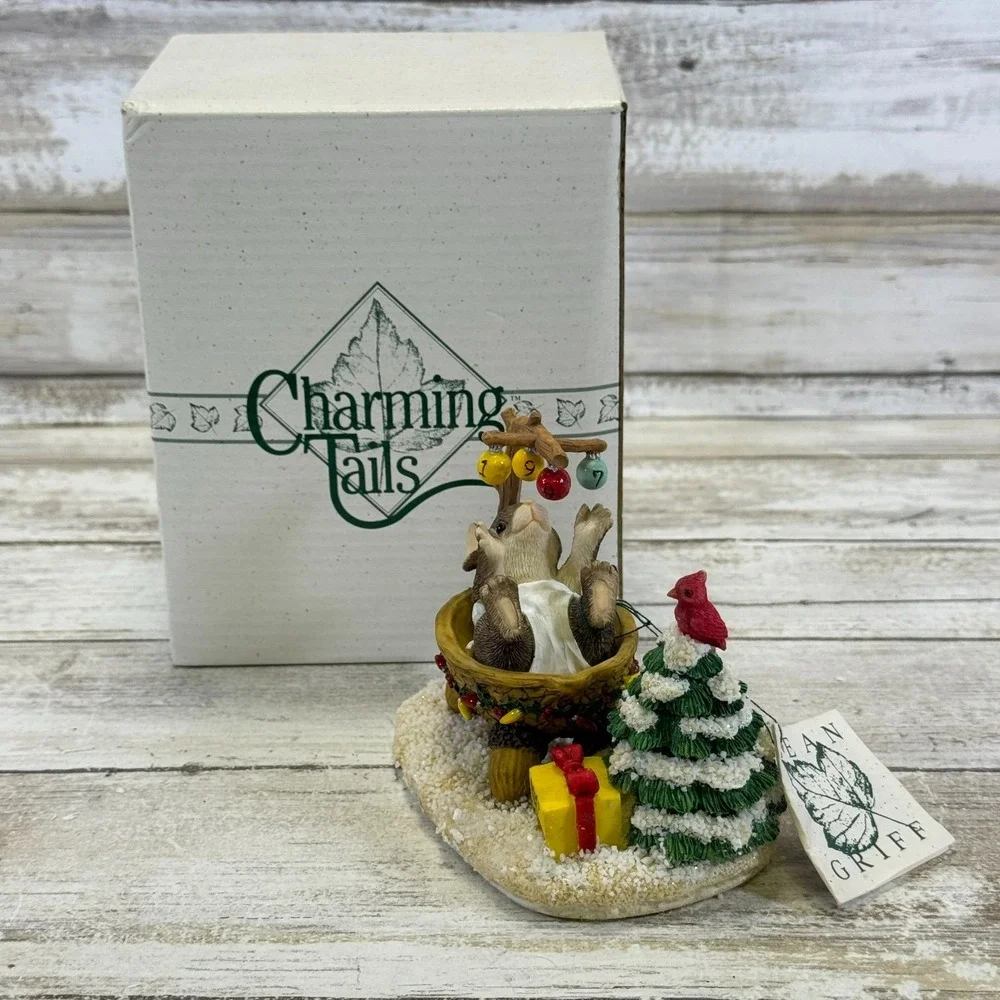 Charming Tails‎ Squashville Baby's 1st Christmas Baby Crib Mouse Figurine 87/705